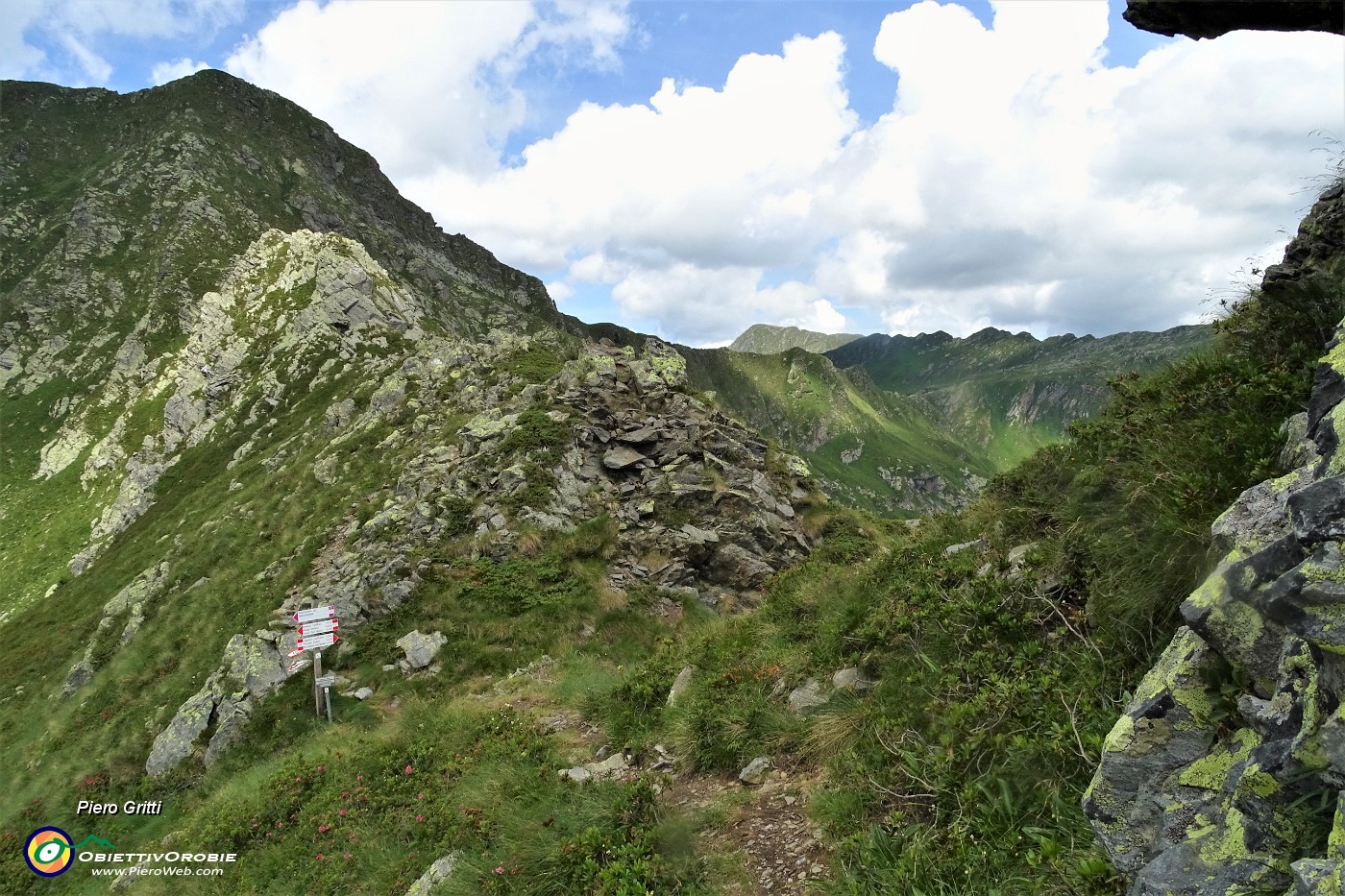 90 La cresta che scende da quota 2254 al Monte Azzaredo.JPG